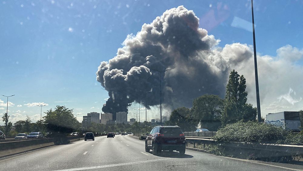 Paris : Certaines parties du plus grand marché de produits frais du monde sont en feu