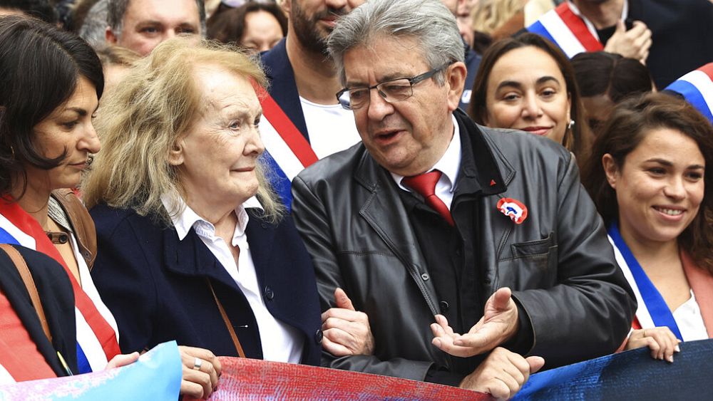 30 000 à 140 000 gauchistes manifestent à Paris contre la vie chère en France