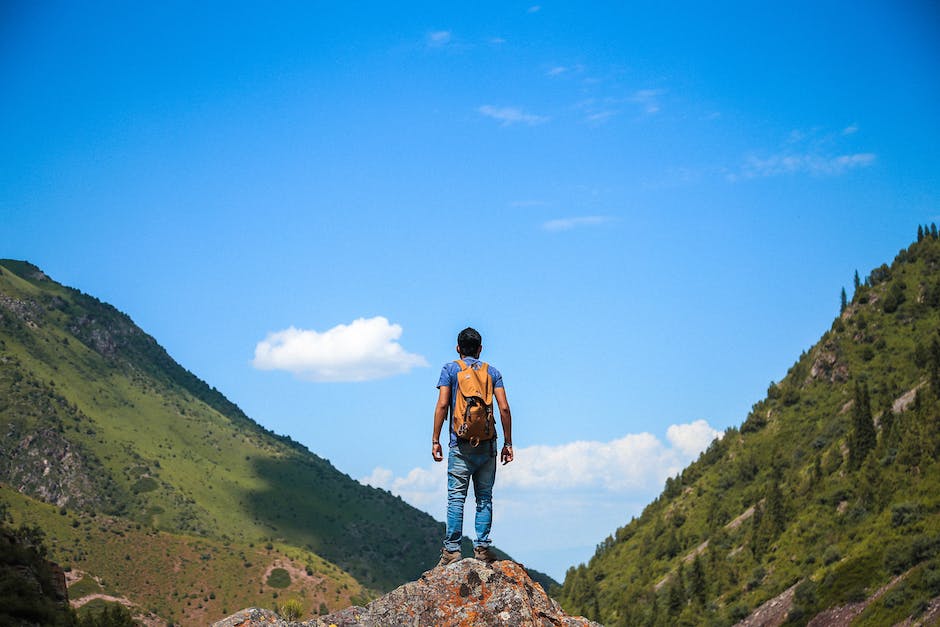 Explorer des paysages romantiques: le voyage de votre vie à Santorin.