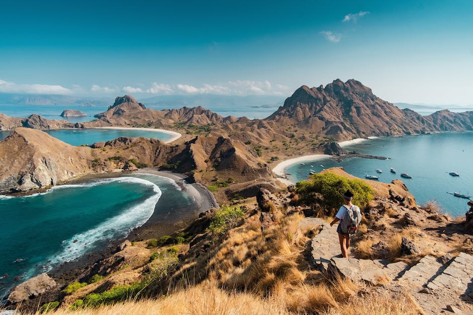 Aventure romantique à Santorin: parcourez les collines escarpées et les eaux scintillantes.