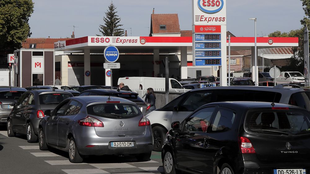 « Avez-vous encore de l’essence ?  Des grèves font des ravages dans les stations-service françaises