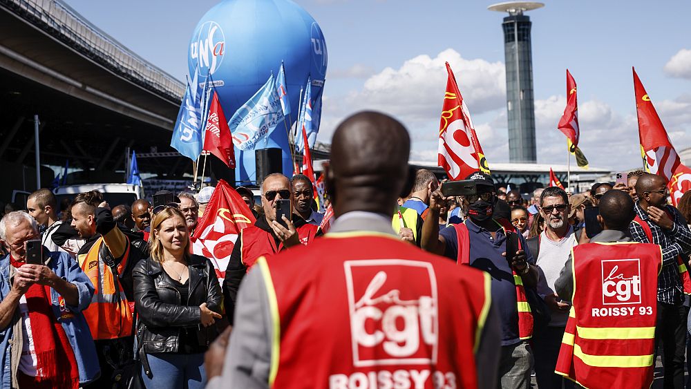 Même la tour Eiffel reste fermée : la grève générale paralyse la France