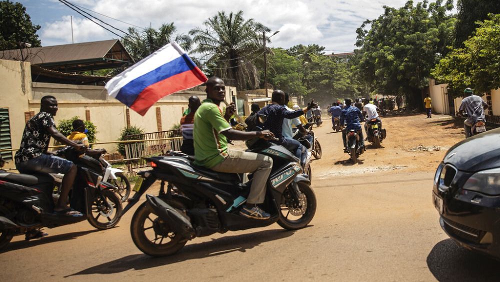 Que veut Poutine en Afrique ?  Les drapeaux russes au Burkina Faso
