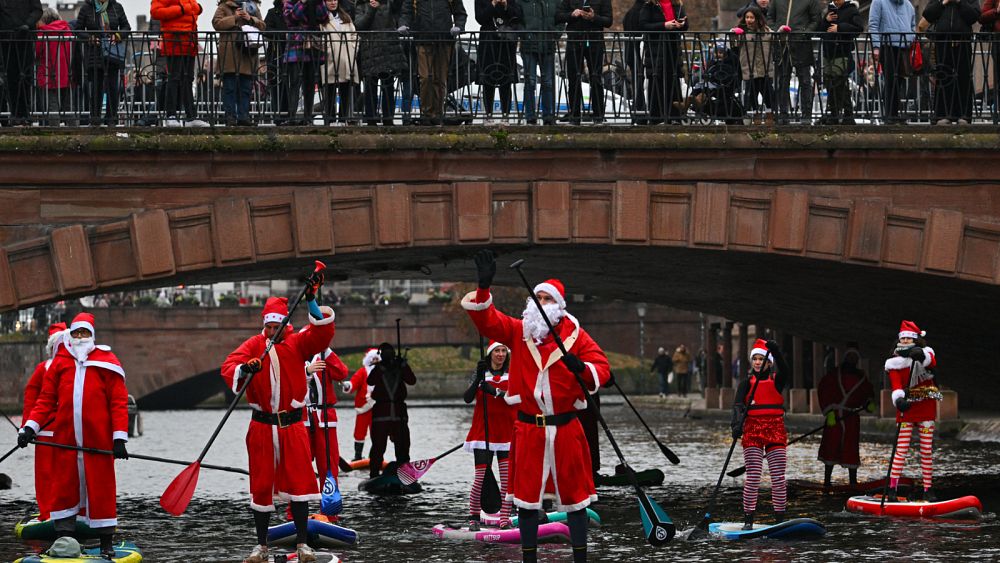 VIDEO : Des Pères Noël pagaient en néoprène à Strasbourg