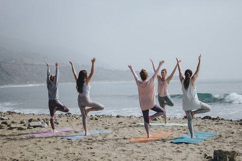 Nettoyage du tapis de yoga après le yoga sur la plage