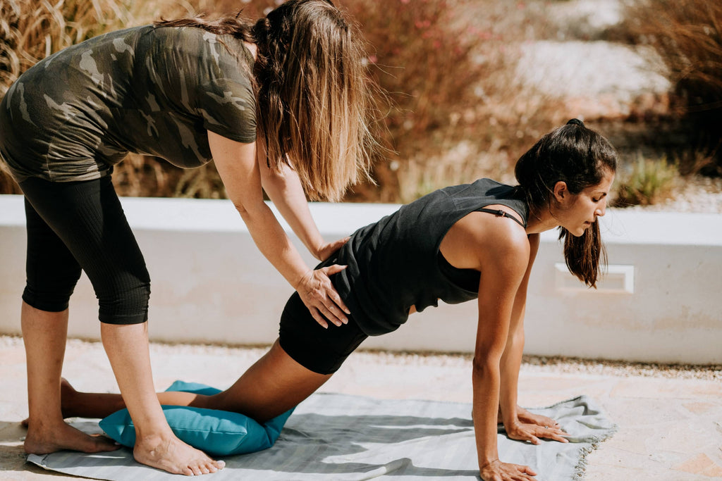 Le professeur de yoga corrige l'étudiant