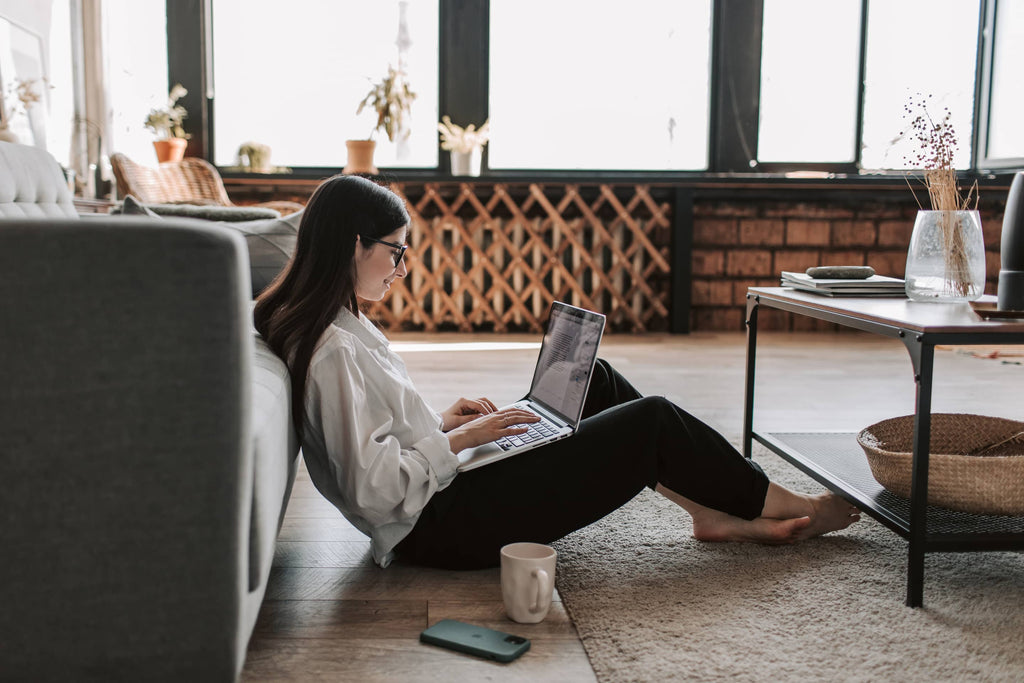 Femme assise devant son ordinateur portable