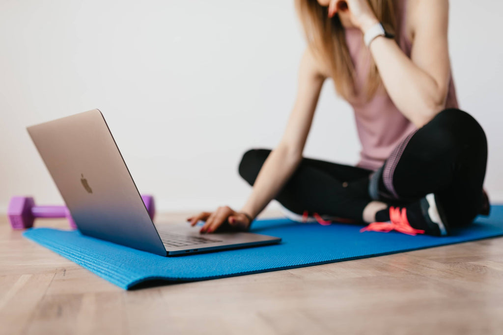 La femme veut faire du sport sur l'ordinateur portable.